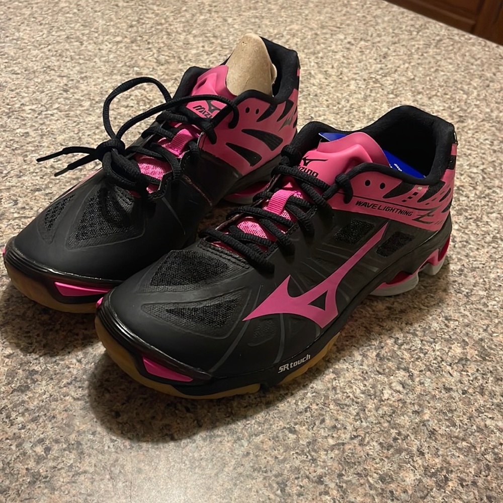 Mizuno indoor women’s volleyball shoes               WAVE LIGHTNING Z